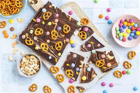 Kinder verzieren Bruchschokolade mit bunten Toppings