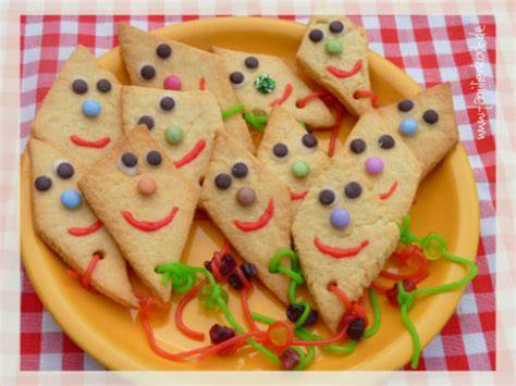 Kinder verzieren Drachenkekse mit Weingummis und Zuckeraugen