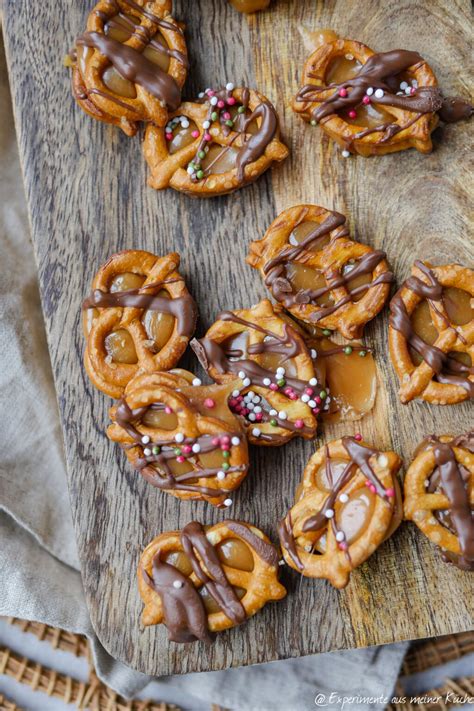 Kinder verzieren Lebkuchen-Rentiere mit Smarties, Brezeln und Schokoguss