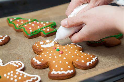 Kinder verzieren Plätzchen mit buntem Zuckerguss