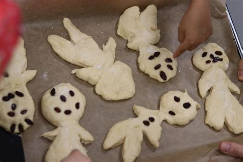 Kinder verzieren Weckmänner mit Hingabe