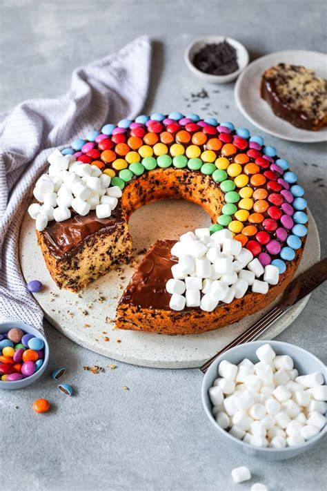 Kinder-Dessert mit Smarties und bunten Toppings