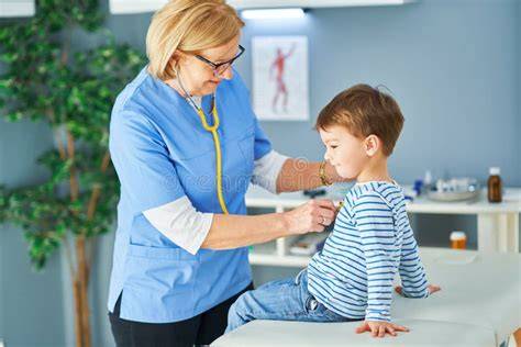 Kinderarzt untersucht Kind
