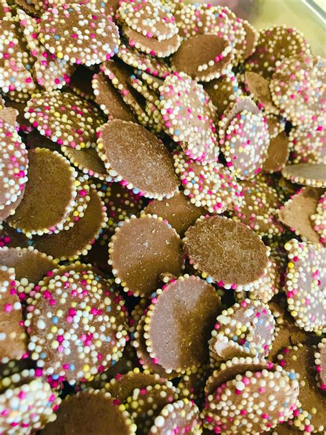 Kinderfreundliche Muffin-Deko: Glasur, Schokolinsen, Zuckerstreusel