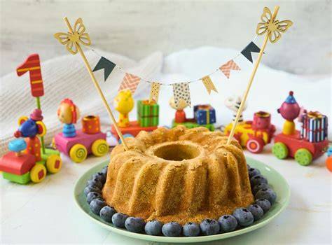 Kinderfreundlicher erster Geburtstagskuchen: Bananenkuchen ohne Zucker mit leichtem Frosting