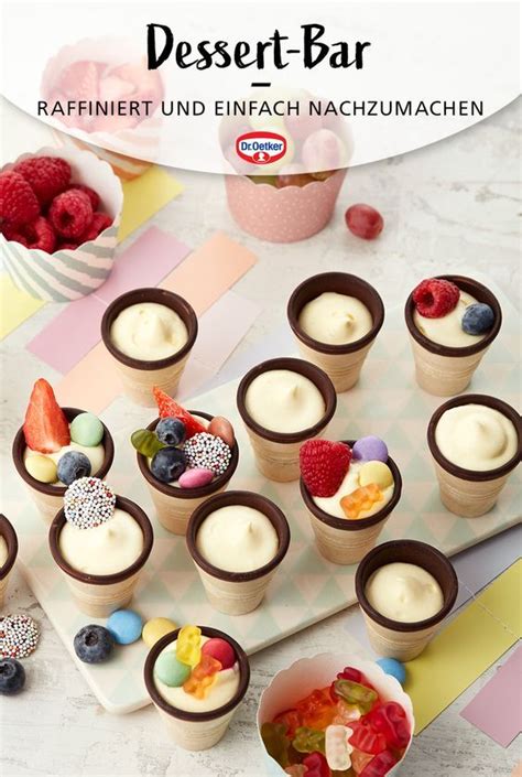 Kinderfreundliches Dessert mit bunten Süßigkeiten dekoriert