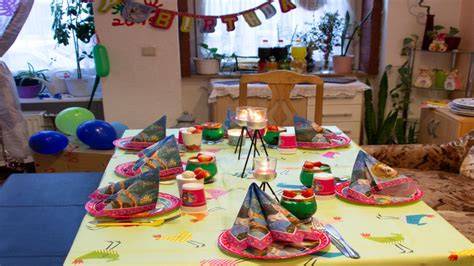 Kindergarten Geburtstagstisch mit Feuerwehrauto-Kuchen