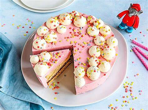 Kindergeburtstag, strahlende Kinder, Benjamin Blümchen Torte angeschnitten