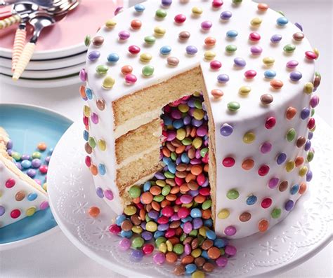 Kindergeburtstag: Torte mit Smarties und Überraschungsfach