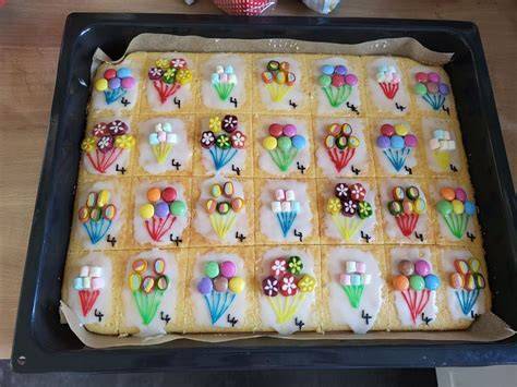 Kindergeburtstag Blechkuchen bunt dekoriert