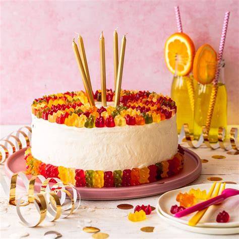 Kindergeburtstag mit bunter Gummibärchentorte und begeisterten Kindern