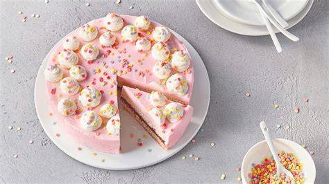Kindergeburtstagstisch mit Benjamin-Blümchen-Torte und bunten Streudekoren