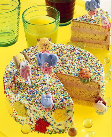 Kindergeburtstagstorte mit bunten Streuseln und Einhorn-Dekoration