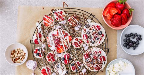 Kinderleichte Dekoelemente: Schokolade, Beeren, Papiertopper