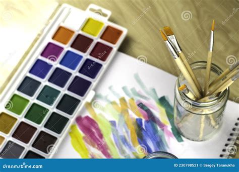 Kindermalkasten mit Aquarellfarben und Pinseln