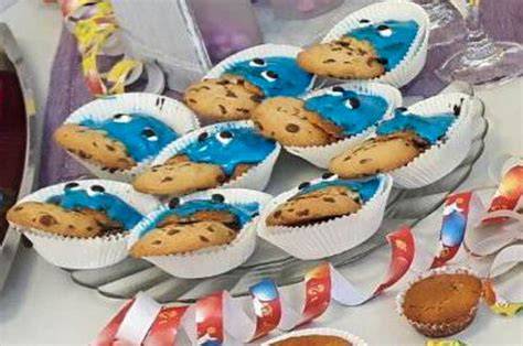 Kinderparty mit Tablett voller bunter Krümelmonster Muffins