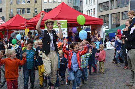 Kinderprogramm: Stelzenläufer und Ballonkünstler in der WERKStadt