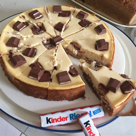 Kinderriegel Kuchen angerichtet und angeschnitten