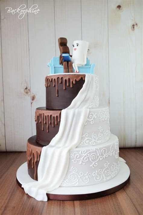 Kinderriegel-Hochzeitstorte aufgedeckt, mit Vintage-Deko