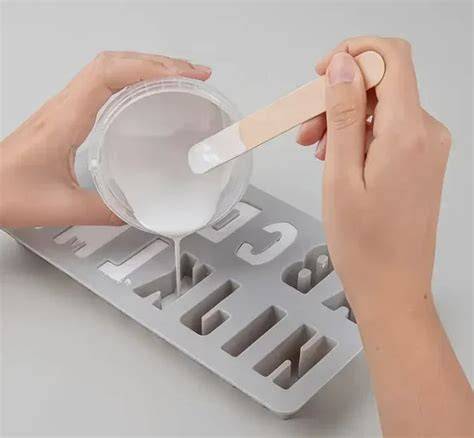 Kinderriegel-Popsicles in Silikonformen
