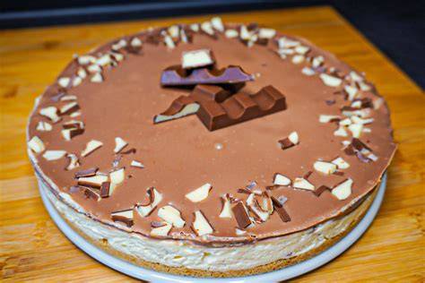 Kinderriegel-Torte - geschichtet und dekoriert