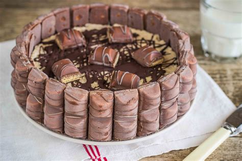 Kinderriegel-Torte mit verschiedenen Schokoladen-Dekor
