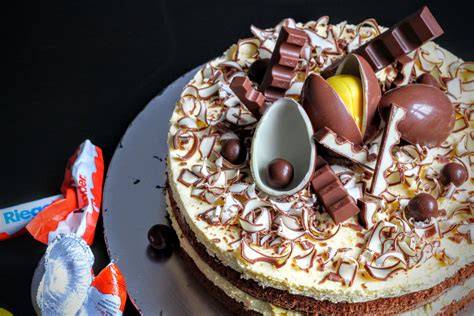Kinderschokolade-Torte mit cremiger Ganache und Biskuitboden