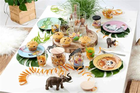 Kinderspiele und Geburtstagstisch mit Dschungel-Deko
