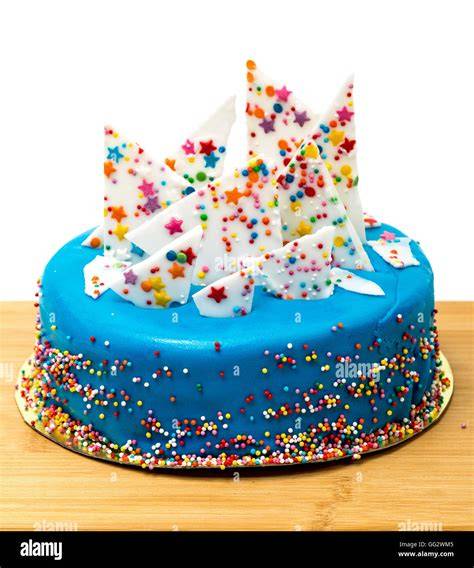 Kindertorte mit bunten Spritztüllen-Dekorationen