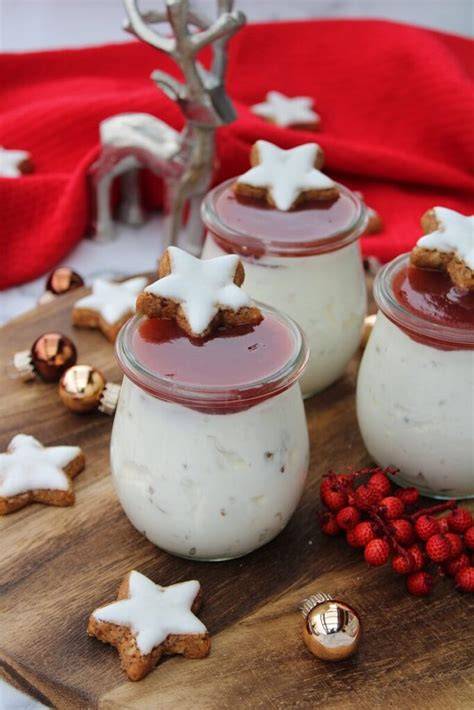 Kindgerechtes Weihnachtsdessert mit Deko aus Minikeksen und bunten Streuseln