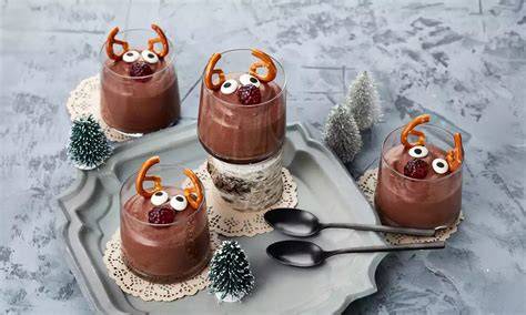 Kindgerechtes weihnachtliches Dessert mit Rentier-Motiv