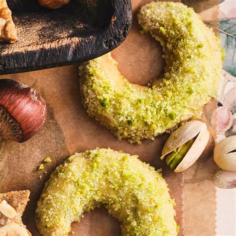 Kipferl mit Schokoladentunken und gehackten Pistazien