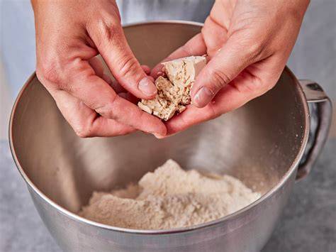 Kipferl-Boden zerbröselt in einer Schüssel