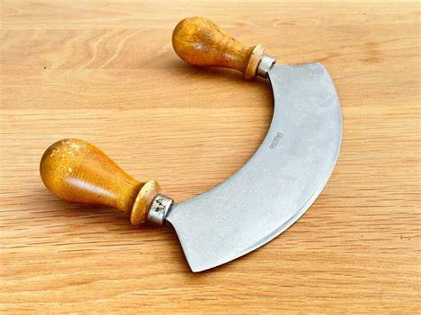 Kirmesstand mit Wiegemesser und Schokolade auf Pergament