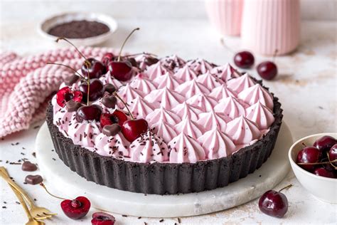 Kirsch‑Tarte mit Paradiescreme und Schokodekor