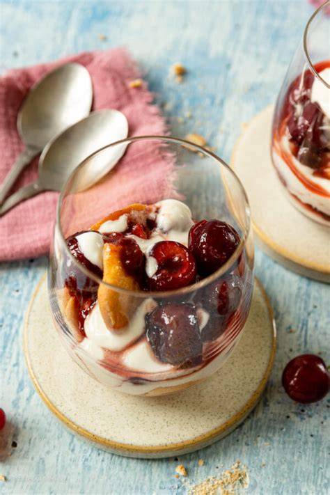 Kirsch Dessert mit Biskuitzungen, Amaretto und Joghurt