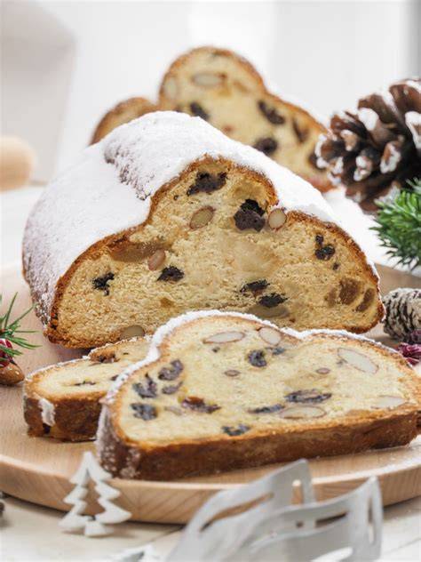 Kirsch Marzipan Stollen auf einem weihnachtlichen Teller serviert