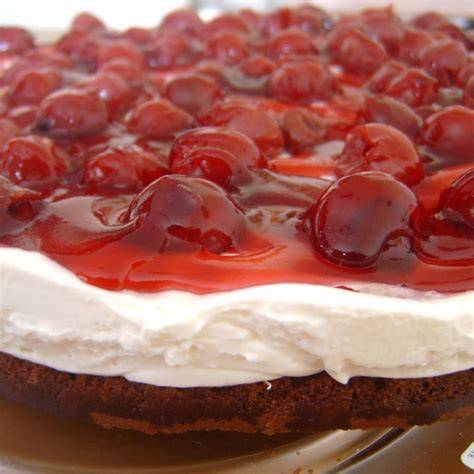 Kirsch Quark Torte mit Zutaten und Schichten