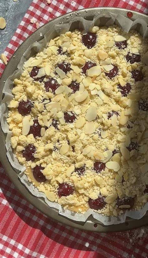 Kirsch Streuselkuchen vor dem Backen mit Marzipanstiften