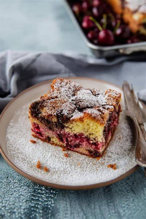 Kirsch-Blechkuchen: Teigbereitung im Thermomix und Kirschen auf dem Blech