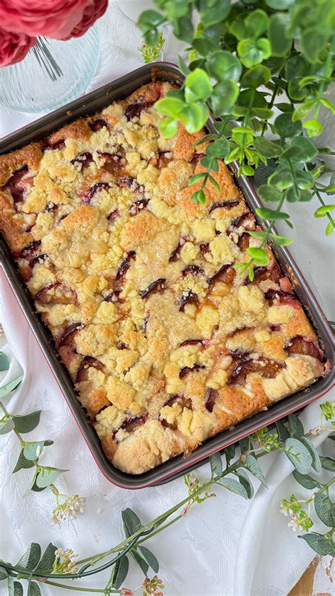 Kirsch-Cobbler im Backofen mit goldbrauner Teigdecke