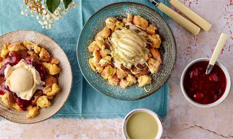 Kirsch-Crisp mit nussigem Topping auf Tellern angerichtet