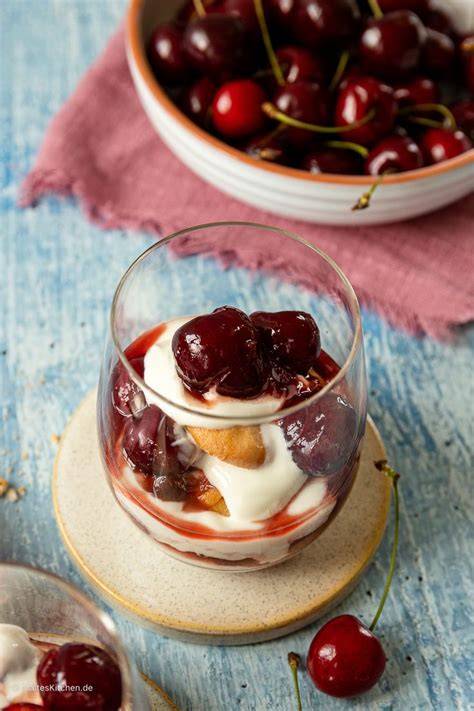 Kirsch-Dessert im Glas mit Amaretto und Biskuitzungen