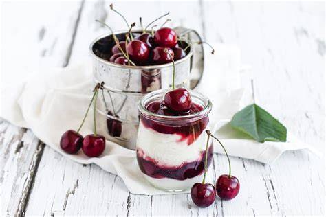 Kirsch-Dessert im Glas mit Quark-Creme