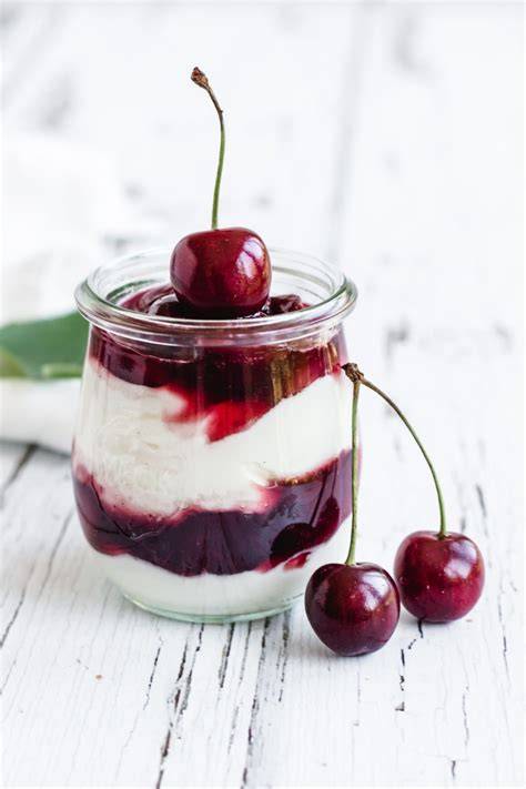 Kirsch-Dessert mit Krokant im Glas