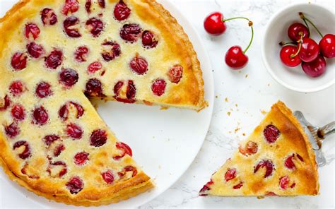 Kirsch-Pudding-Kuchen angeschnitten