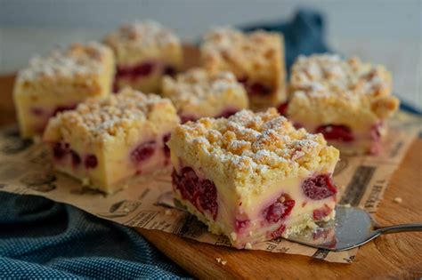 Kirsch-Pudding-Kuchen mit Streuseln und Kirschen auf Teller, angerichtet wie im Supermarkt