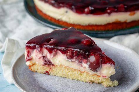 Kirsch-Schmand-Kuchen aufgeschnitten mit Tortenguss