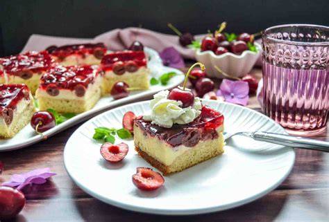 Kirsch-Schmandkuchen angeschnitten auf Teller mit Kaffee