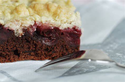 Kirsch-Schoko-Streuselkuchen vom Blech - Zutaten und Schichten (Teig, Kirschen, Streusel)